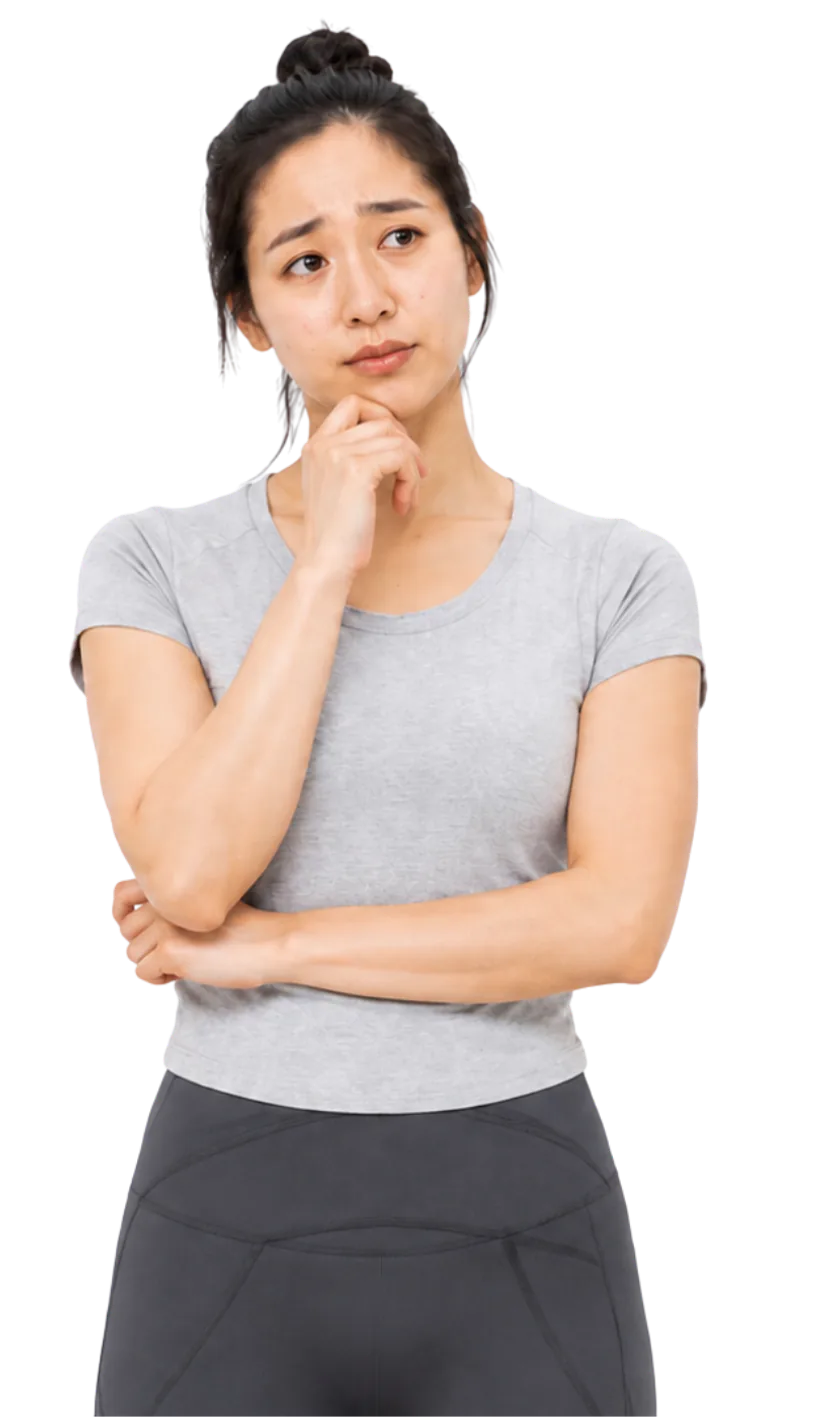 あごに手を添えて考える女性
