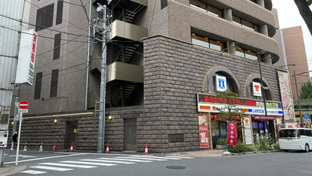 自動販売機が並ぶ店舗への通り