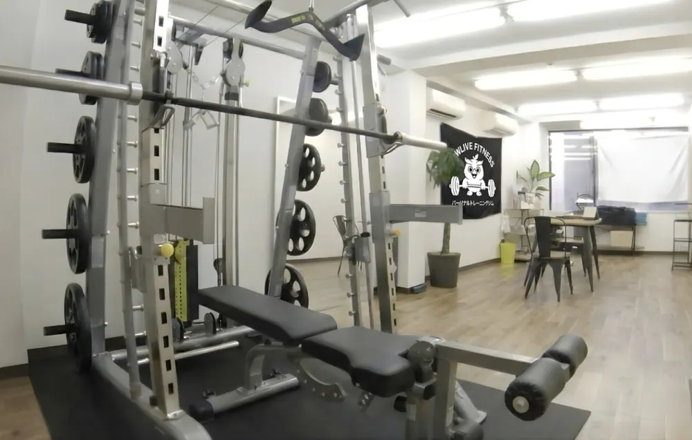 OWLIVE FITNESSのマシンと相談テーブルを備えた完全個室